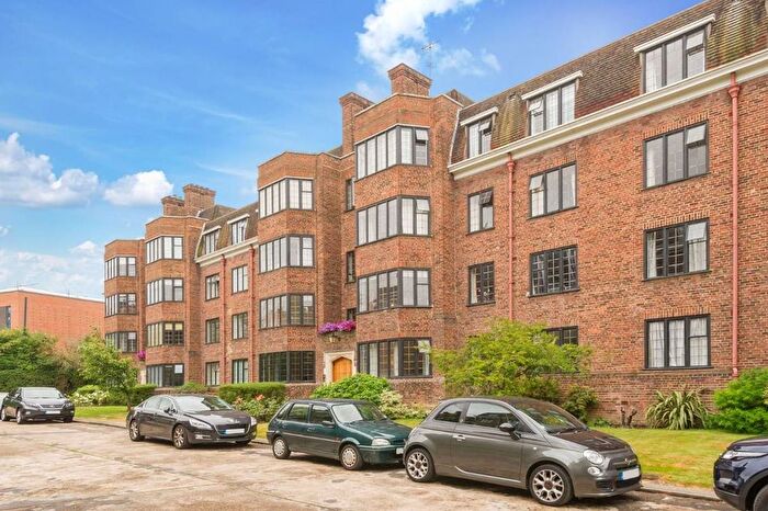 3 Bedroom Flat To Rent In Selwyn House, Manor Fields, SW15