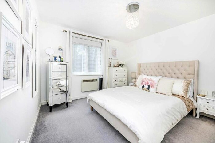 2 Bedroom Flat For Sale In Winterburn Close, New Southgate, N11