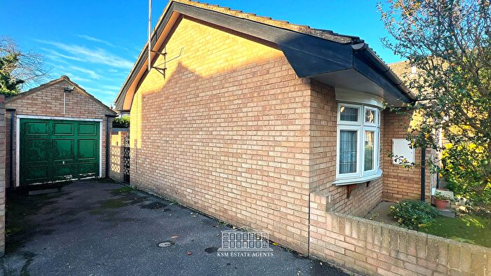 2 Bedroom Bungalow For Sale In Cherrydown, Grays, RM16