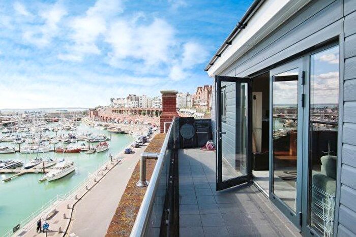 2 Bedroom Flat To Rent In Harbour Parade, Ramsgate, CT11