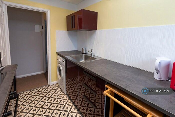 2 Bedroom Flat To Rent In East Street, London, SE17