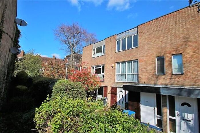 2 Bedroom Flat To Rent In Turnpike Link, Croydon, CR0