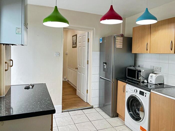 4 Bedroom Terraced House To Rent In West Way, Botley, OX2