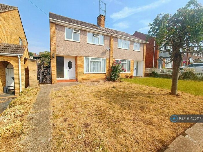 3 Bedroom Semi-Detached House To Rent In St. Saviours Road, Reading, RG1