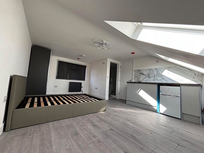 Studio To Rent In Hillborough Road, Luton, Bedfordshire, LU1