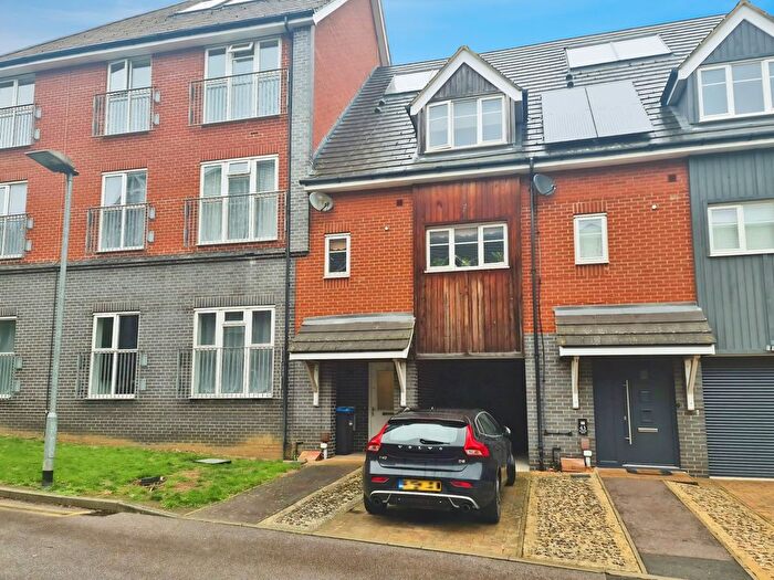 3 Bedroom Terraced House For Sale In Millward Drive, Milton Keynes, MK2