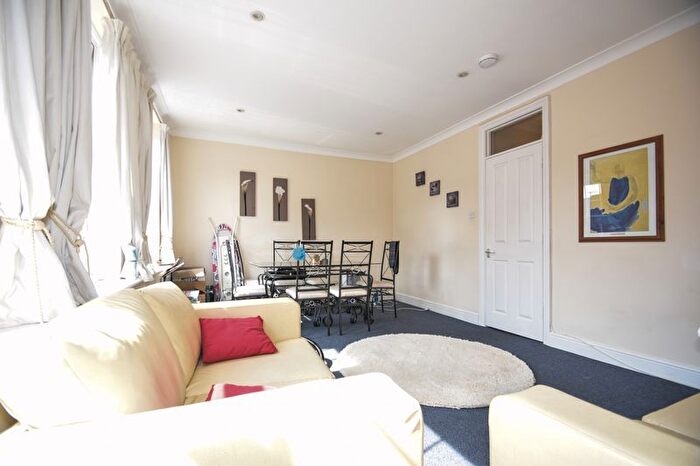 2 Bedroom Flat To Rent In Kingston Road, Minutes From South Wimbledon Tube, SW19