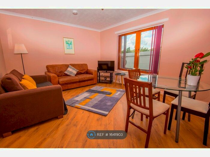 2 Bedroom Flat To Rent In St Clair Place, Edinburgh, EH6