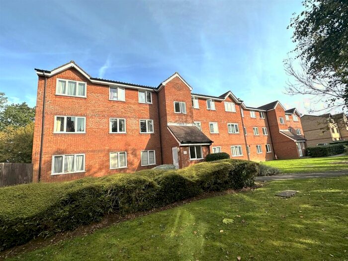 2 Bedroom Flat To Rent In Courtlands Close, Watford, WD24