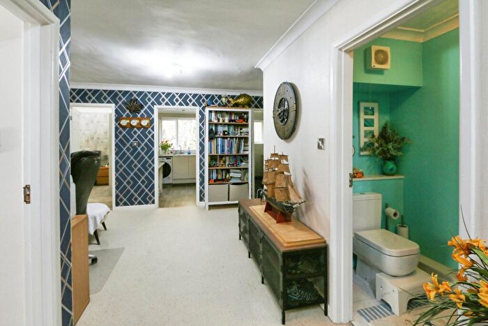 2 Bedroom Flat For Sale In Dean Park Road, Bournemouth, Dorset, BH1