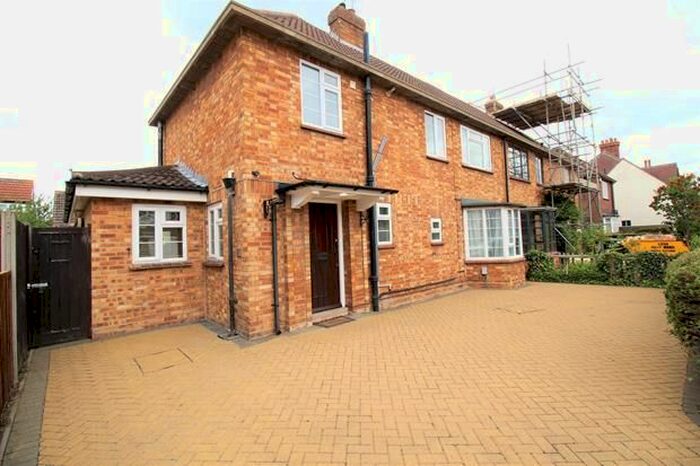 3 Bedroom Semi-Detached House To Rent In Tennyson Road, Bedford, Beds, MK40