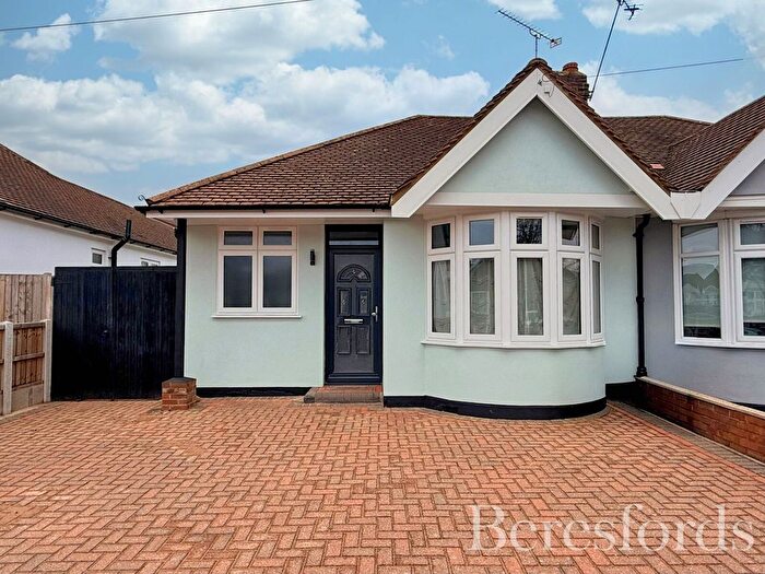 2 Bedroom Bungalow For Sale In Central Drive, Hornchurch, RM12
