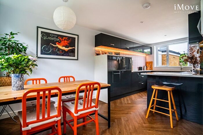 2 Bedroom Flat To Rent In Ravensroost, London, SE19