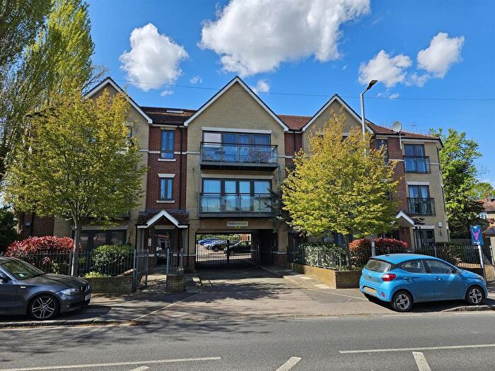 2 Bedroom Flat To Rent In Buckhurst Way, Buckhurst Hill, IG9