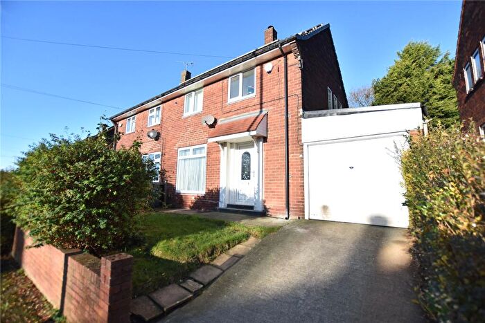 3 Bedroom Semi-Detached House For Sale In Boggart Hill Drive, Leeds, LS14