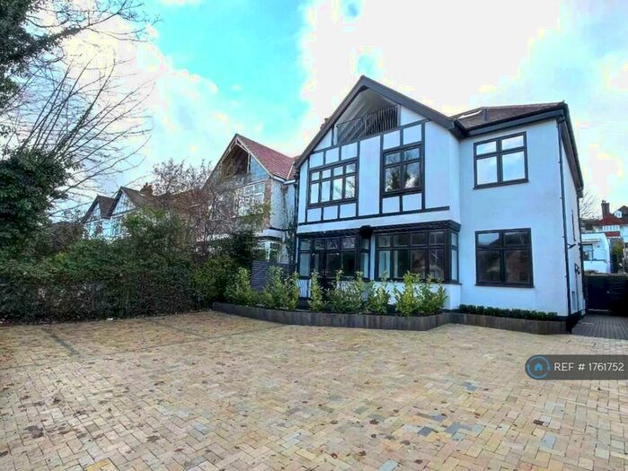 3 Bedroom Flat To Rent In Brighton Road, Purley, Croydon, CR8