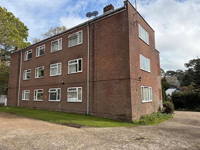 2 Bedroom Flat To Rent In Flat Wellington Court, Bournemouth Road, Parkstone, BH14
