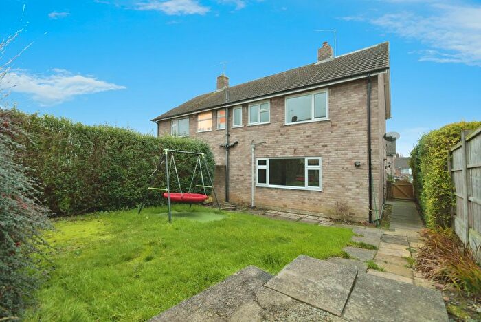 3 Bedroom Semi Detached House For Sale In Cotswold Close, Chesterfield, Derbyshire, S40