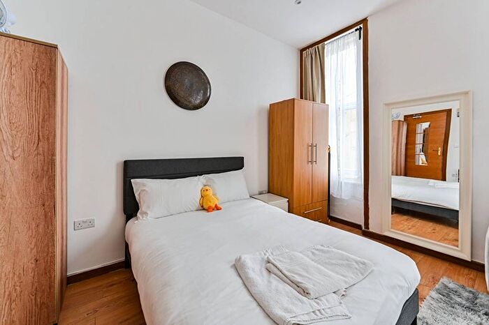 Studio To Rent In Kempsford Gardens, Earls Court, London, SW5