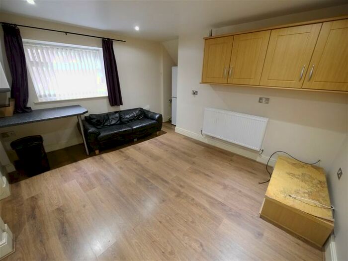 3 Bedroom Flat To Rent In B Devon RoadUniversity AreaLeeds, LS2