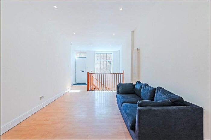 2 Bedroom Flat To Rent In Hackney Road, Cambridge Heath, E2