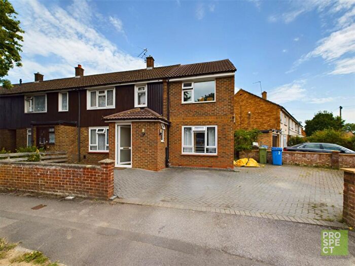 3 Bedroom End Of Terrace House For Sale In Oak Way, Aldershot, Hampshire, GU12