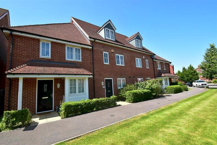 3 Bedroom Property To Rent In Brookfield Drive, Horley, RH6