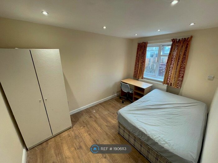 4 Bedroom Flat To Rent In Lilac Road, Southampton, SO16