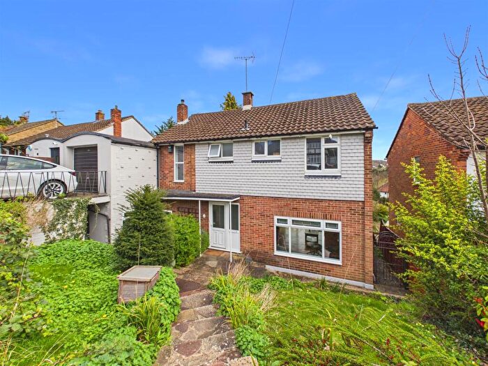 4 Bedroom Link Detached House For Sale In Pampisford Road, Purley, CR8