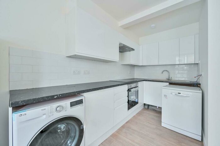1 Bedroom Flat To Rent In Roman Road, , Bow, London, E3