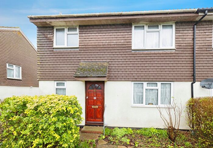 3 Bedroom Semi-detached House For Sale In Scottswood Close, Bushey, WD23