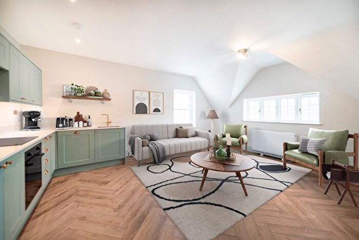 2 Bedroom Flat To Rent In South Street, Farnham, GU9