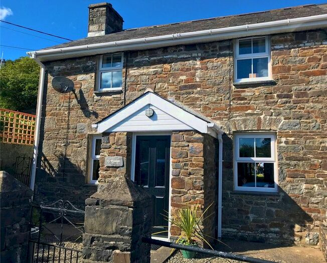 3 Bedroom Semi-Detached House For Sale In Mydroilyn, Llanbedr Pont Steffan, Mydroilyn, Lampeter, SA48