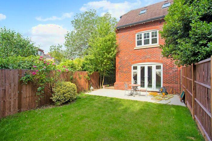 4 Bedroom Town House To Rent In Rythe Close, Claygate, Esher, KT10