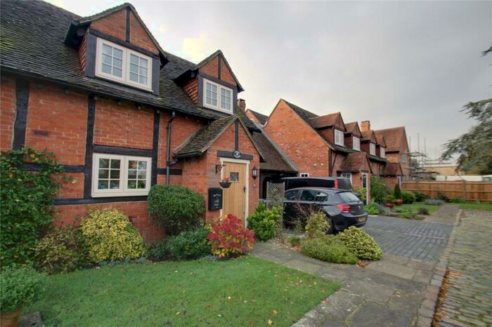 4 Bedroom Semi-Detached House To Rent In Chertsey, Surrey, KT16