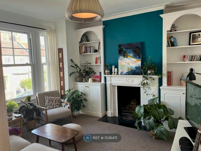 3 Bedroom Flat To Rent In Tooting Broadway, London, SW17