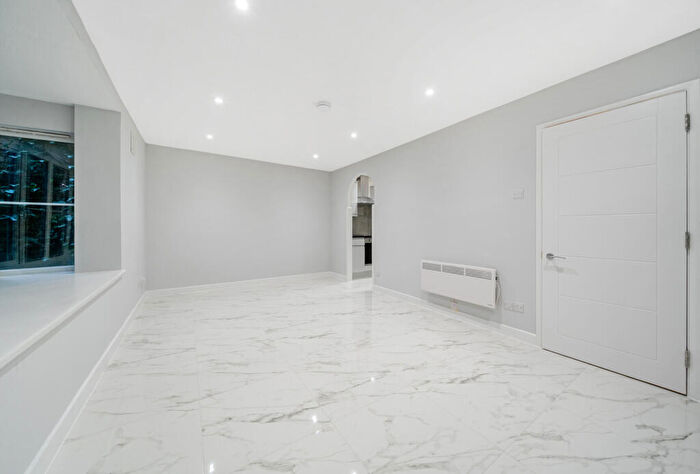 Apartment For Sale In Colwyn Green, Snowdon Drive, London, NW9