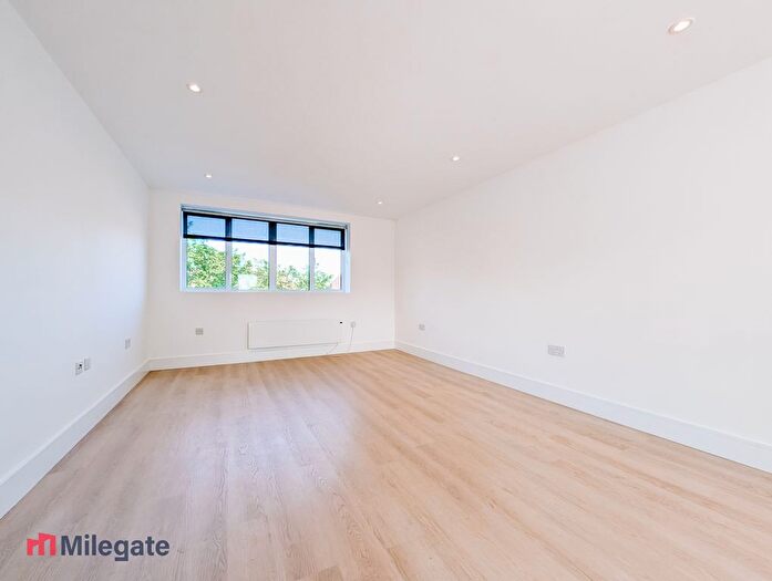 1 Bedroom Flat To Rent In Woodthorpe Road, Ashford, TW15