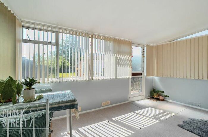 2 Bedroom Semi-Detached Bungalow For Sale In Arterial Avenue, Rainham, RM13