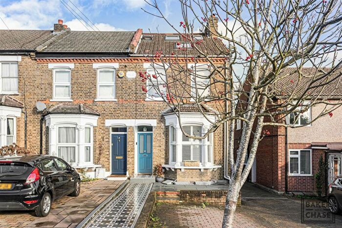 4 Bedroom End Terrace House For Sale In Gordon Hill, Enfield, EN2