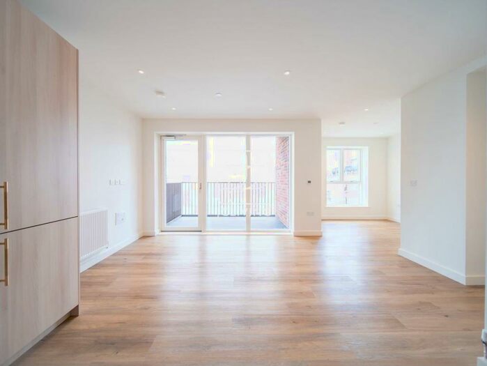 Flat To Rent In Blenheim Mansions, Mary Neuner Rd, London, N8