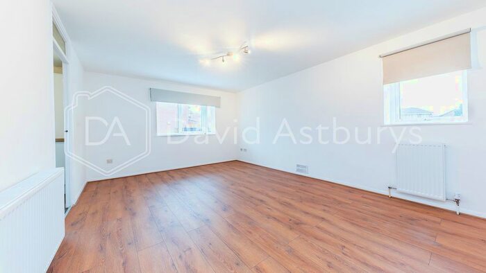2 Bedroom Flat To Rent In Poplar Grove, Friern Barnet, London, N11