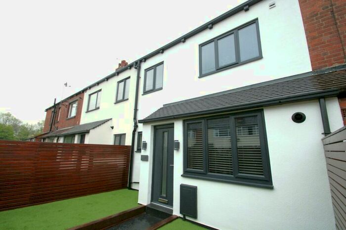 2 Bedroom House To Rent In Longroyd Street North, Leeds, West Yorkshire, LS11