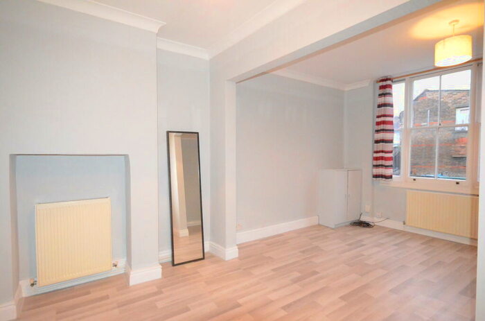 1 Bedroom Flat To Rent In Grove Road, Windsor, SL4