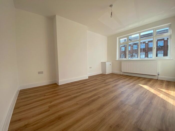 3 Bedroom Flat To Rent In Barkingside Road, Barkingside, IG6