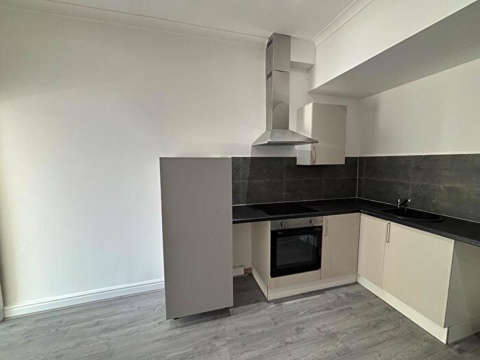 2 Bedroom Flat To Rent In Hall Lane, L7