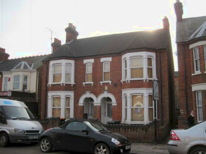 6 Bedroom Semi-Detached House To Rent In Castle Road, Bedford, MK40