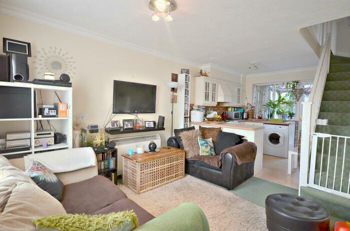 1 Bedroom Semi-Detached House To Rent In Peel Court, Slough, SL1