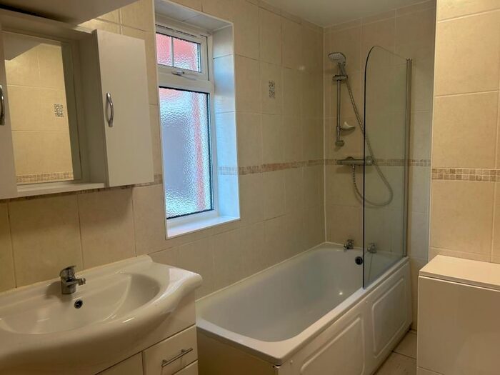 2 Bedroom Flat To Rent In Brixham Crescent, Ruislip Manor, Ruislip, HA4