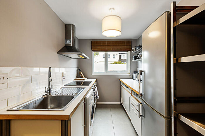1 Bedroom Flat To Rent In Mile End Road E Lj, London, E1